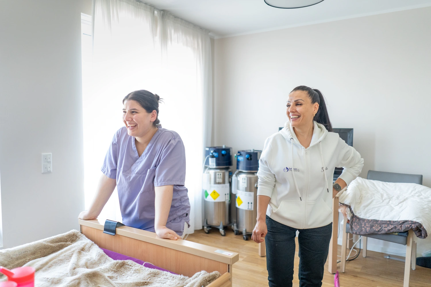 Intensia Pflegekräfte im Bewohnerzimmer mit Sauerstoffversorgung – außerklinische Intensiv- und Beatmungspflege