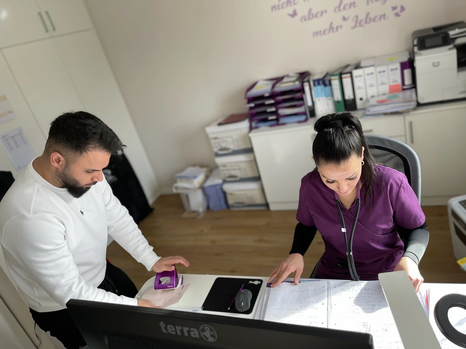 Intensia Pflegeteam bei der Dienstplanung im Büro